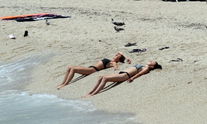 Alanya’da plajlar tıklım tıklım