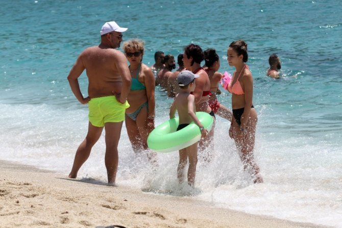 Alanya’da plajlar tıklım tıklım