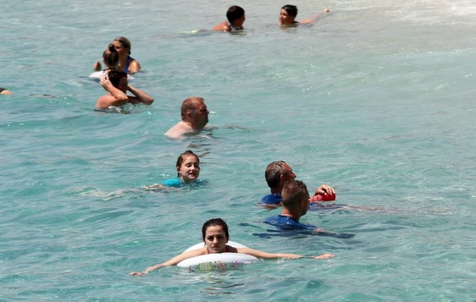Alanya’da plajlar tıklım tıklım