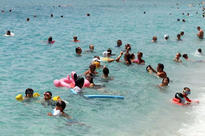 Alanya’da plajlar tıklım tıklım