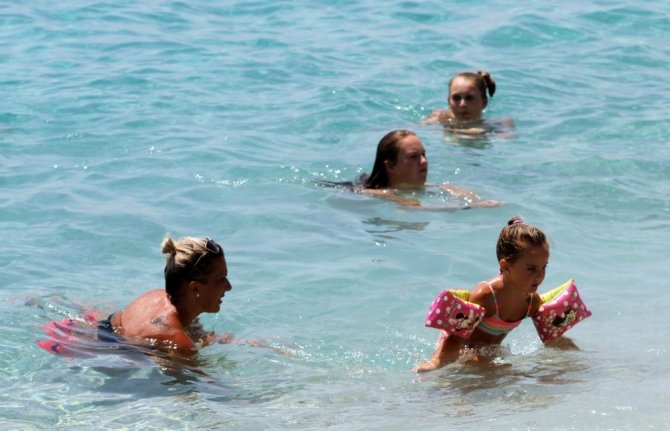 Alanya’da plajlar tıklım tıklım