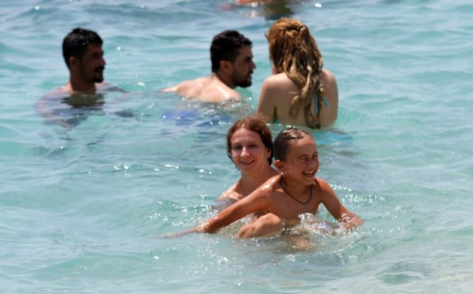 Alanya’da plajlar tıklım tıklım