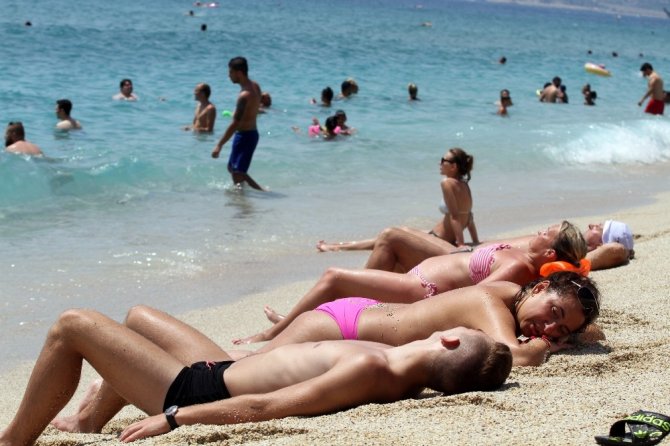 Alanya’da plajlar tıklım tıklım