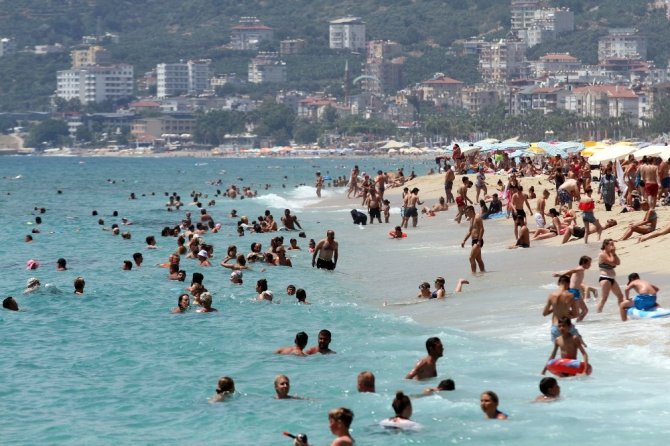 Alanya’da plajlar tıklım tıklım