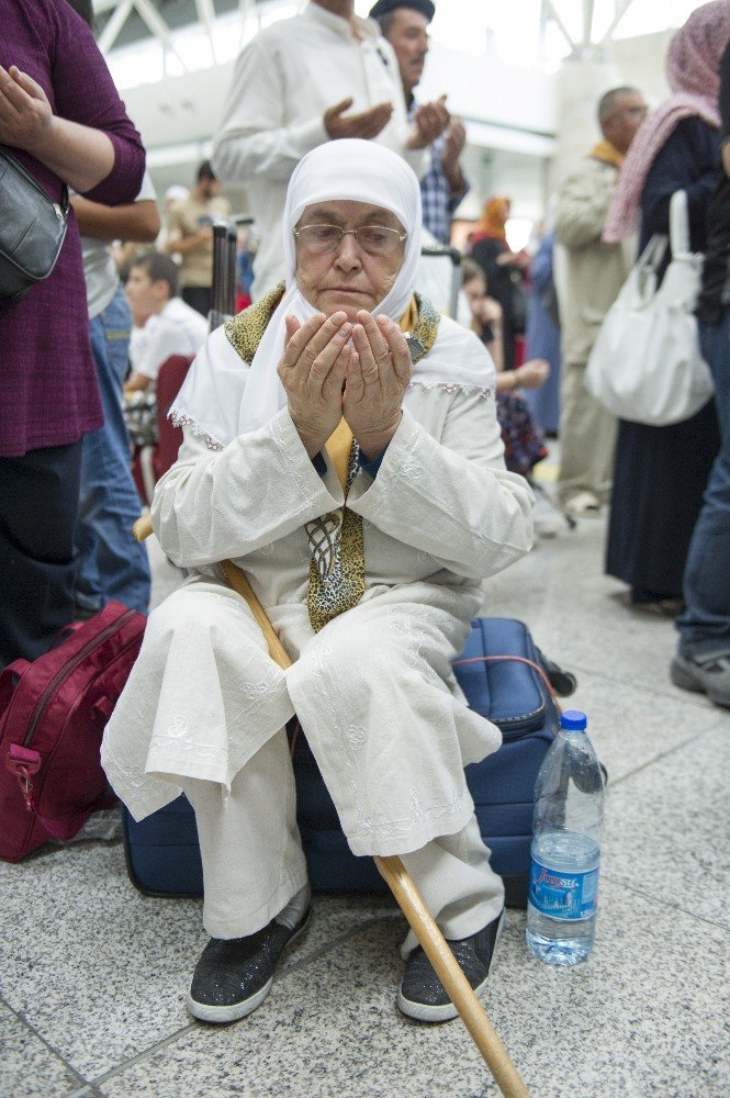 Ankara’dan ilk hac kafilesi dualarla uğurlandı