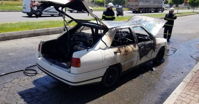 Batman’da seyir halindeki otomobil alev aldı