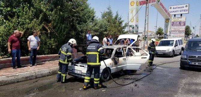 Batman’da seyir halindeki otomobil alev aldı