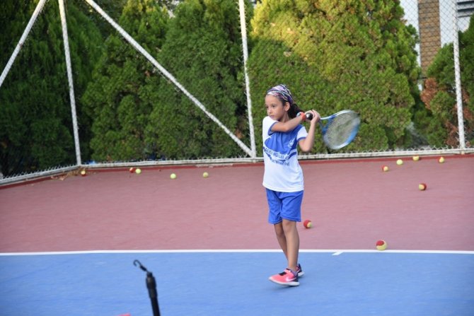 Geleceğin tenisçileri Yunusemre’de yetişiyor