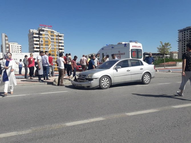 Otomobil motosiklete çarptı: 2 yaralı