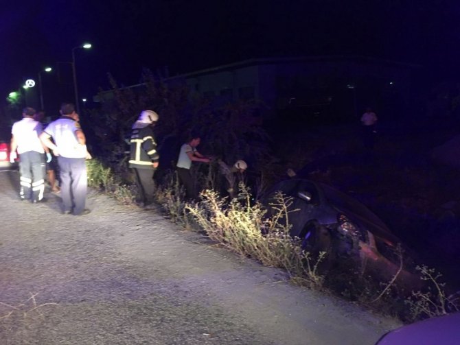 Otomobil şarampole devrildi: 4 yaralı