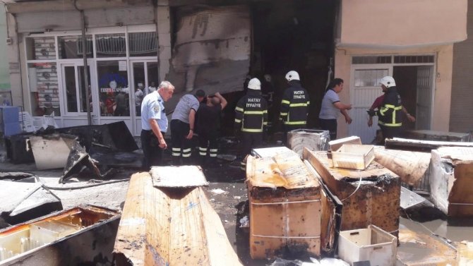 Beyaz eşya deposunda yangın