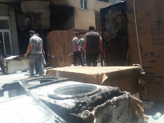 Beyaz eşya deposunda yangın