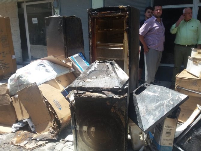 Beyaz eşya deposunda yangın