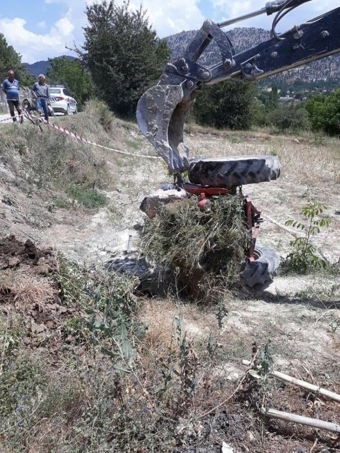 Devrilen traktörün altında kalan sürücü ağır yaralandı