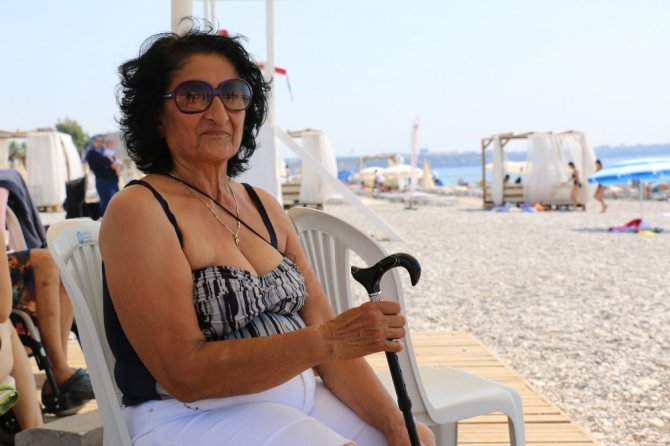 Engelli bireyler denizin tadını çıkarıyor