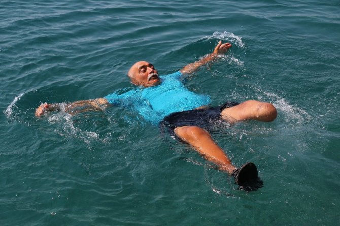 Engelli bireyler denizin tadını çıkarıyor