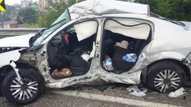 Kamyonla otomobil çarpıştı: 3 yaralı