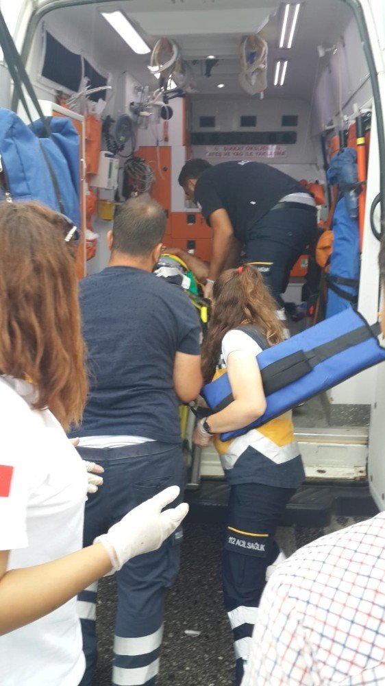 Kamyonla otomobil çarpıştı: 3 yaralı