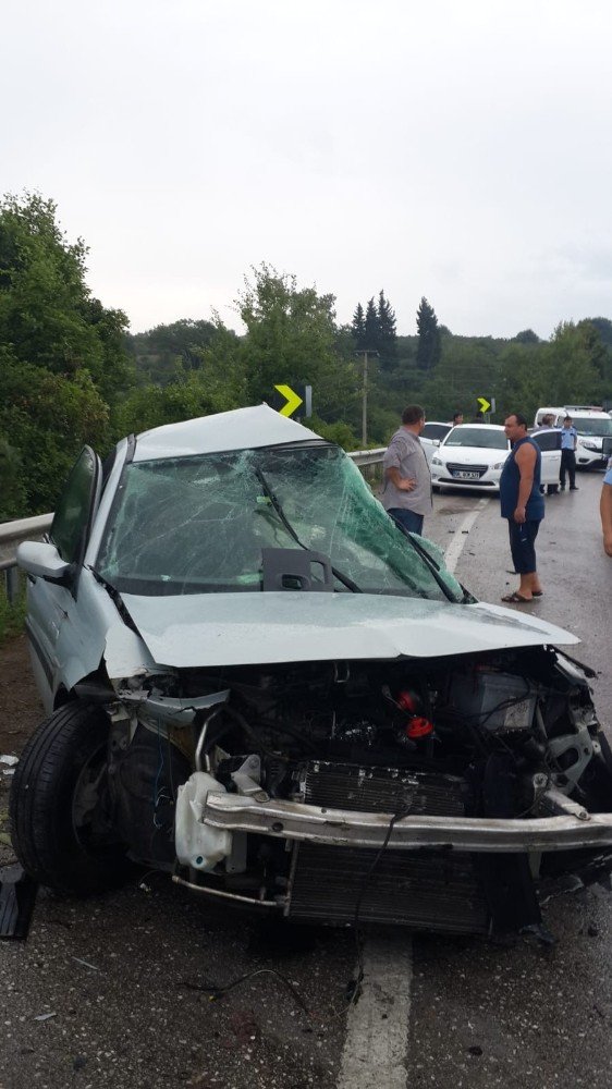 Kamyonla otomobil çarpıştı: 3 yaralı