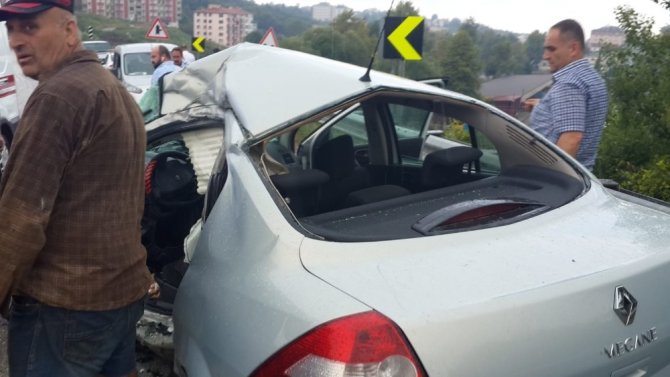 Kamyonla otomobil çarpıştı: 3 yaralı