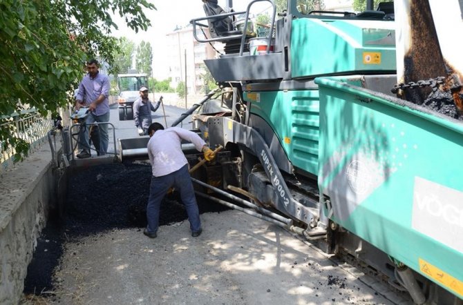 Van Erciş’te yol asfaltlama çalışması sürüyor