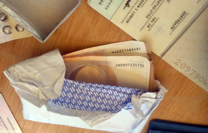 Akaryakıt istasyonunda unuttukları para çantası Iraklı aileye teslim edildi