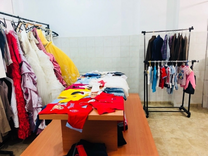 Bu bayramda ihtiyaç sahiplerinin yüzü Dost Eli Giyim Mağazası’yla gülecek