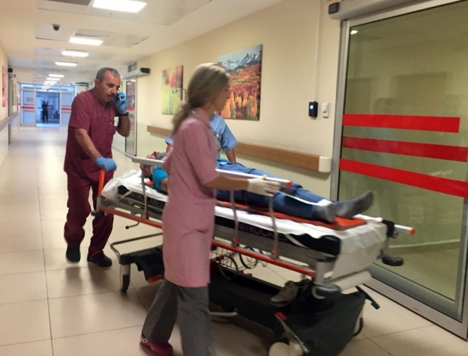 Bursa'da takla atan araçta karnındaki bebeğiyle can verdi