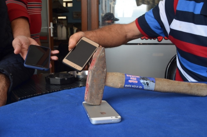 Trump’a kızan esnaf telefonunu parçaladı