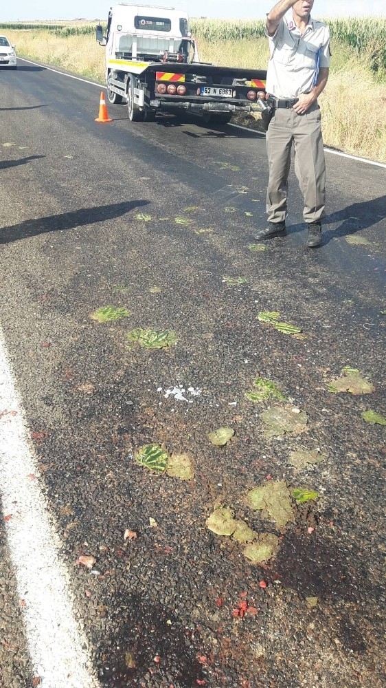 Siverek’te karpuz yüklü kamyonet devrildi