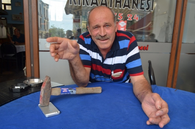 Trump’a kızan esnaf telefonunu parçaladı