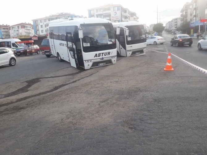 İşçi midibüsleri çöken yola saplandı