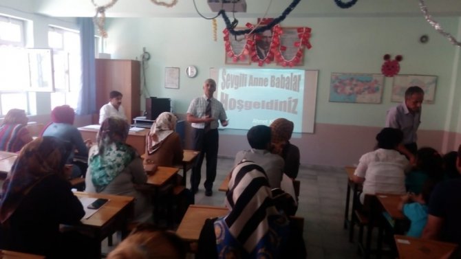 Adıyaman'ın Gölbaşı ilçesi Gazi ilkokulunda Öğrenci velilerine seminer verildi