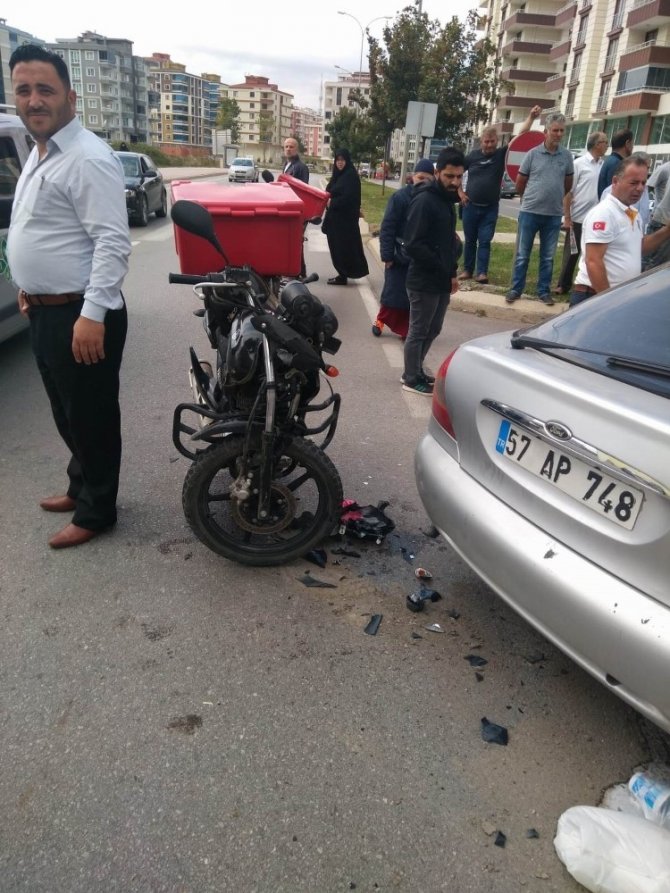 Samsun Atakum ilçesinde motosiklet otomobile çarptı: 1 yaralı