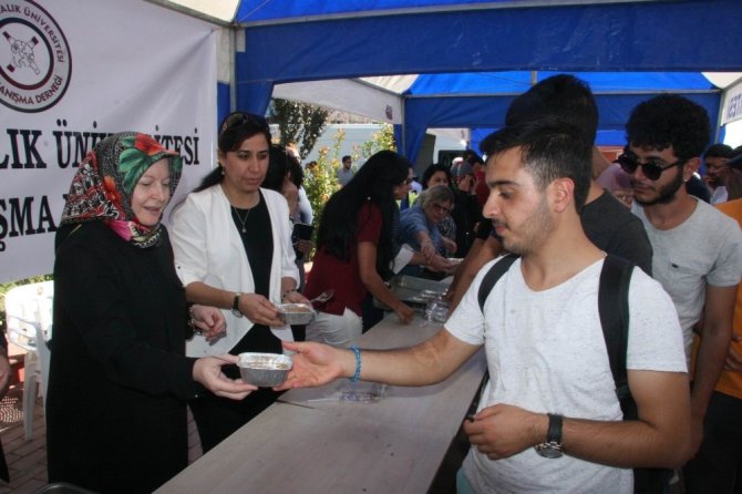 7 Aralık Üniversitesi Yardımlaşma Derneği tarafından aşure ikramı