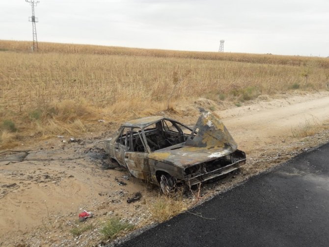 Aksaray'da kontrolden çıkarak Kaza yapan otomobil alev alev yandı