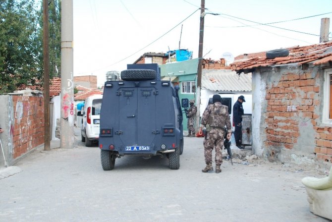 Edirne'nin Keşan ilçesinde Polisten uyuşturucu denetimi