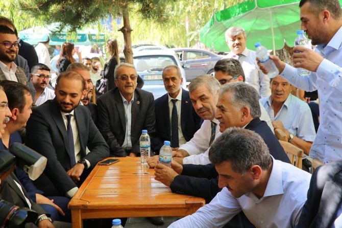 Başkan Büyükkılıç ile Çelik; aşure dağıttı