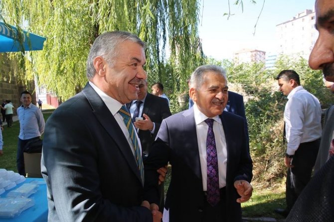 Başkan Büyükkılıç ile Çelik; aşure dağıttı