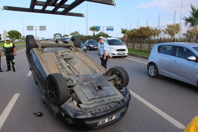 Karadeniz Sahil Yolu'nda takla attığı otomobili bırakıp kaçtı