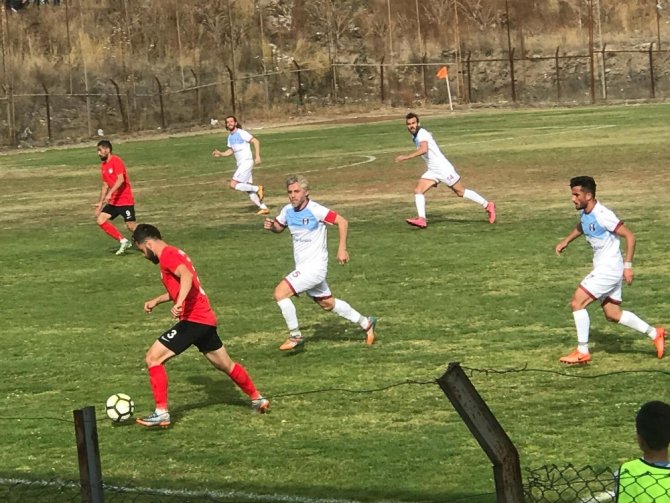 Sarıkamış Gençlerbirliği Serhat Ardahan Spor'u 2-1 mağlup etti