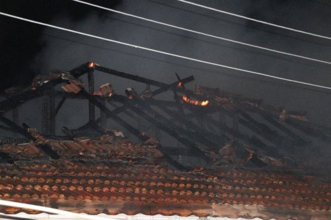 Düzce'de Yıldırım düşen evde yangın çıktı