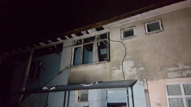 Düzce'de Yıldırım düşen evde yangın çıktı