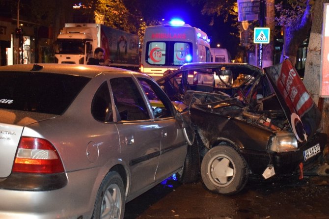 Malatya'da İkiye bölünen otomobilden sağ çıktılar