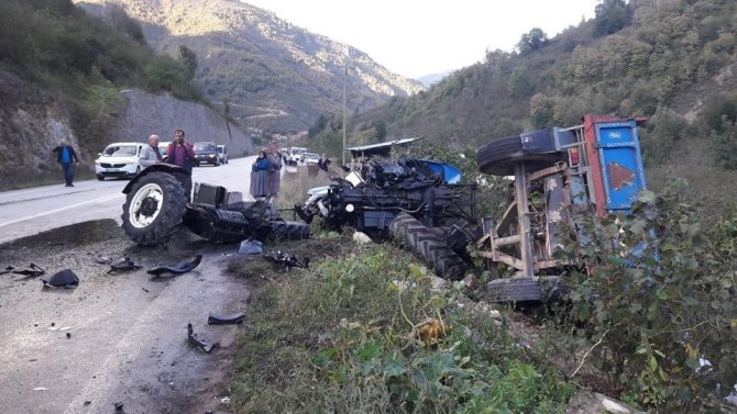 Ordu'nun Kabataş ilçesinde Traktör ile otomobil çarpıştı: 2 yaralı
