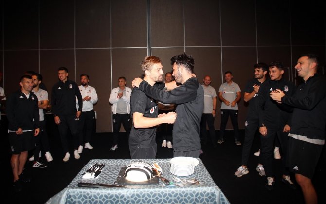 Beşiktaşlı futbolcular Caner Erkin’in doğum günü kutlandı