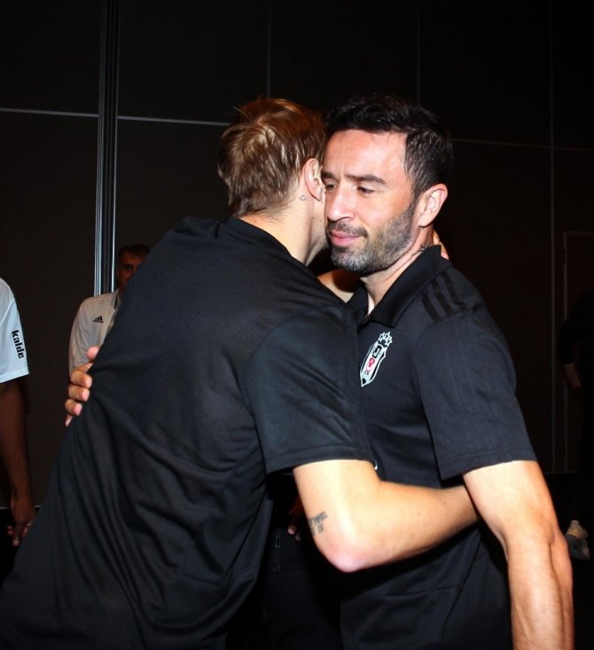 Beşiktaşlı futbolcular Caner Erkin’in doğum günü kutlandı