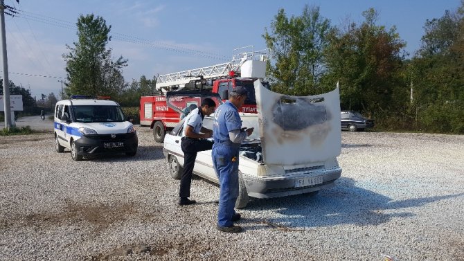Düzce'nin Çilimli ilçesinde Park halindeki otomobil yandı