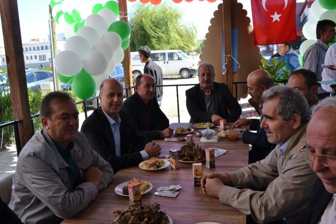 Afyonkarahisar'ın Şuhut Belediye Başkanı Recep Bozkurt iş yeri açılışına katıldı