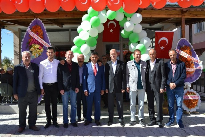 Afyonkarahisar'ın Şuhut Belediye Başkanı Recep Bozkurt iş yeri açılışına katıldı